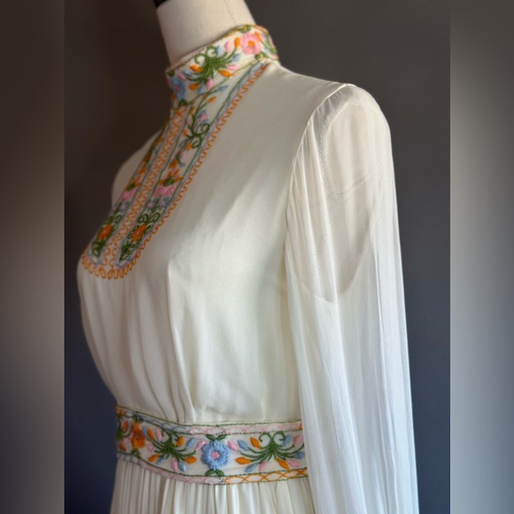 Vintage 70s Montaldos Union Made Wedding Dress Cream Embroidered Flowers - Picture 11 of 15